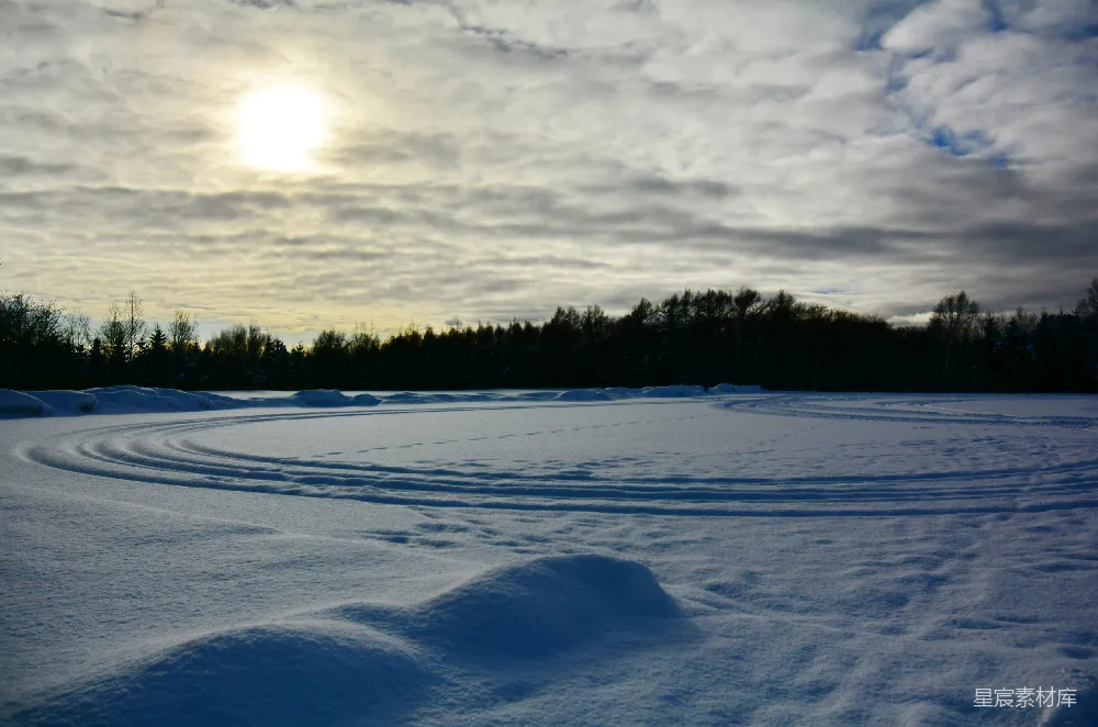 高清摄影 冬季 自然风景 雪地 户外 宁静 冬日雪原上的轨迹