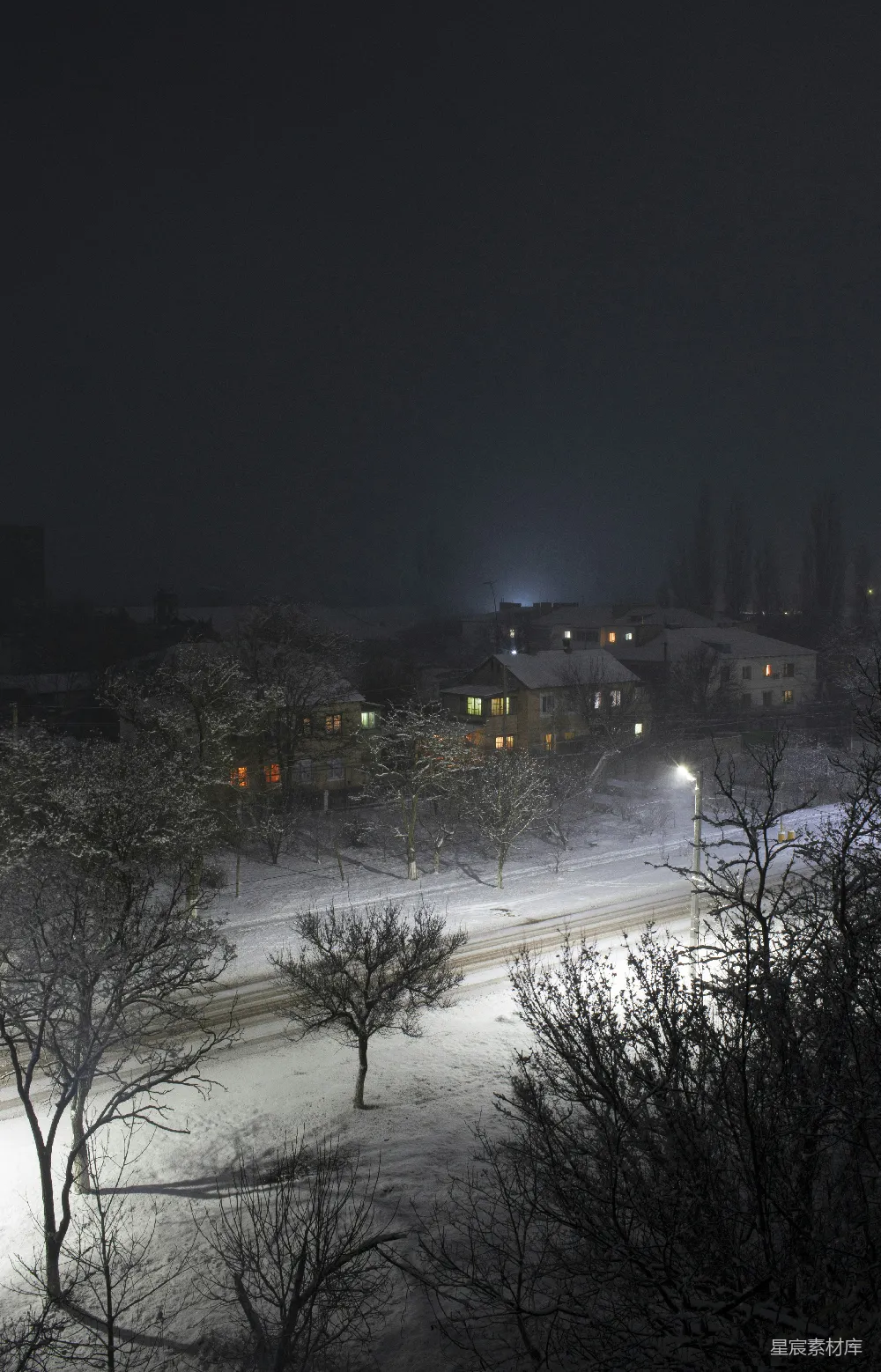 高清摄影 雪景 村庄 冬夜 灯光 宁静 雪夜中的小村庄