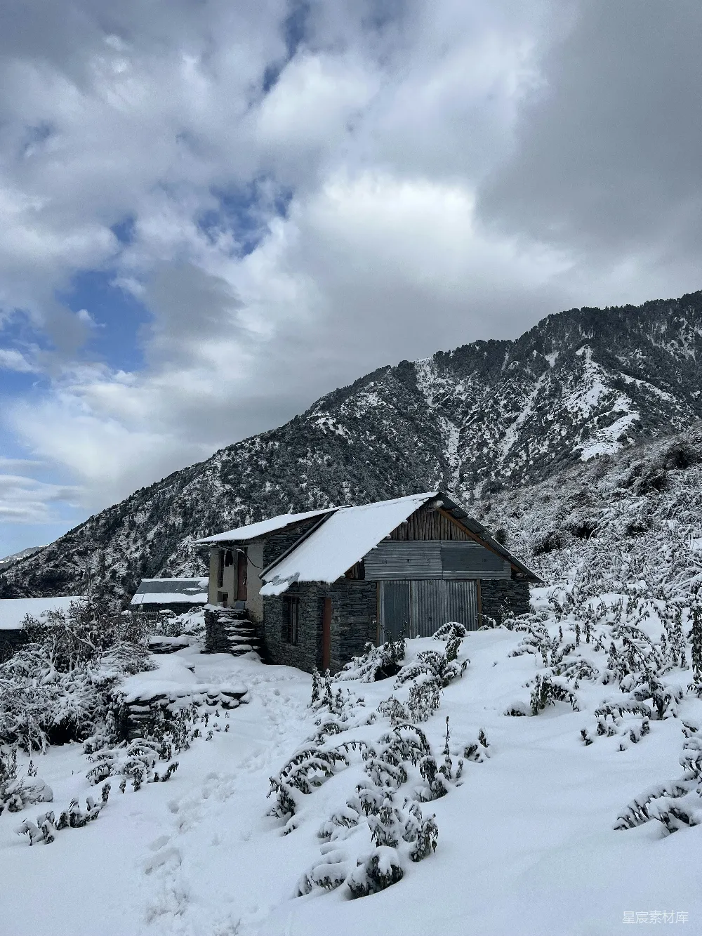 高清摄影 雪景 乡村 宁静 自然 冬日 雪后的山间小屋