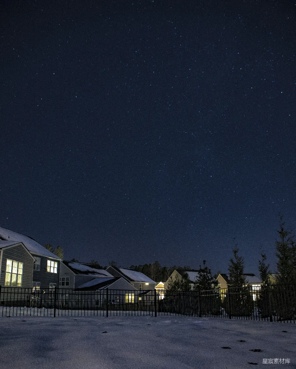 高清摄影 夜景 星空 雪地 住宅区 宁静 冬夜星空下的雪地