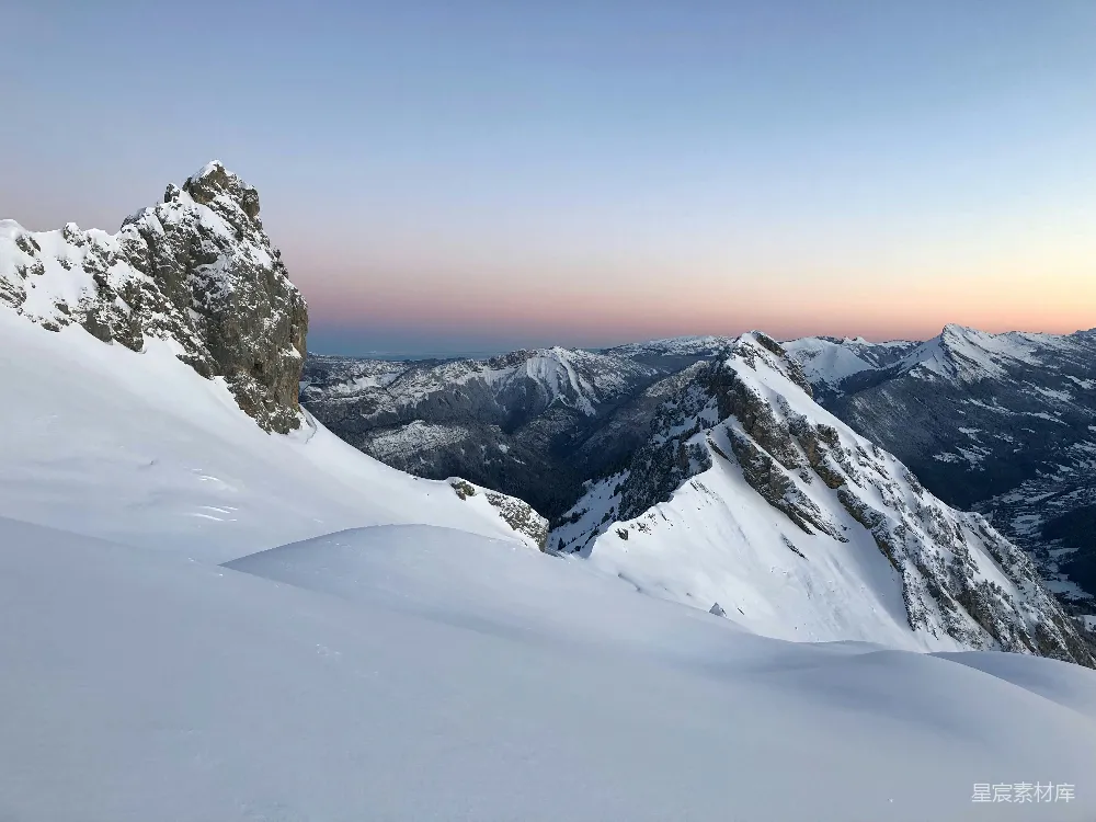 高清摄影 雪景 山峰 日落 自然风光 户外 雪域巅峰的日落