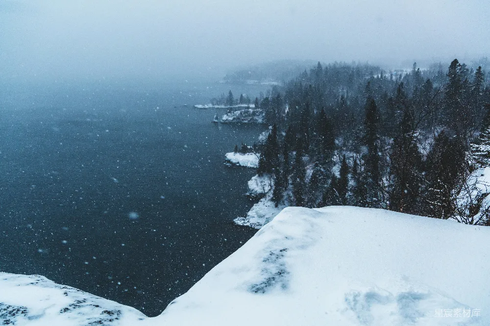 高清摄影 冬日 雪景 湖泊 森林 宁静 冬日湖畔雪景