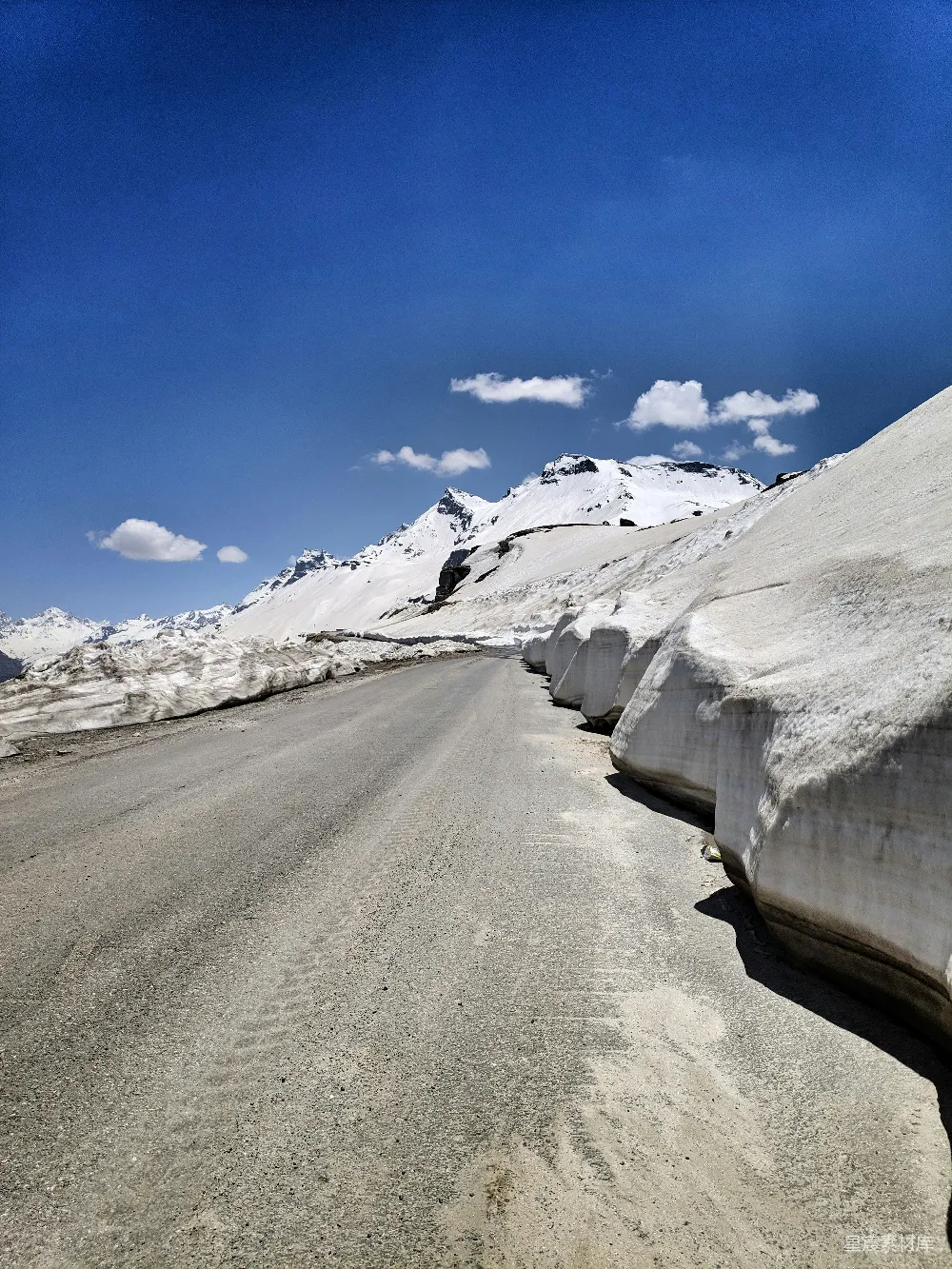 高清摄影 雪山 公路 自然风光 户外旅行 冬季 雪域公路