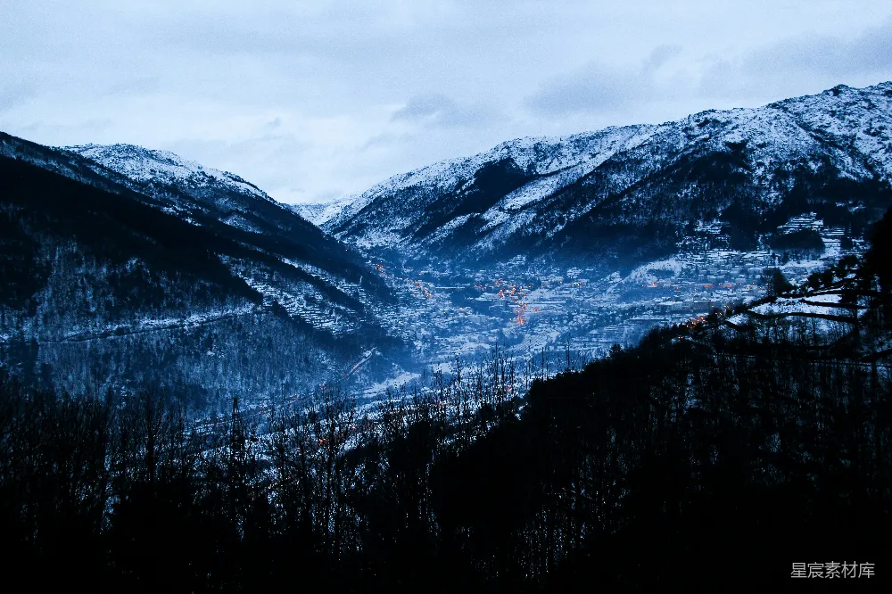 高清摄影 冬夜 山谷 雪景 宁静 自然 冬夜山谷
