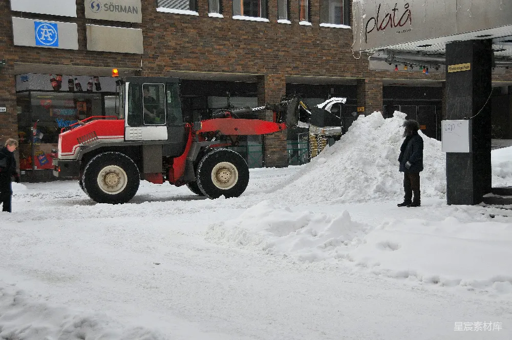 高清摄影 雪地 除雪 城市 冬季 机器 雪地中的除雪机器