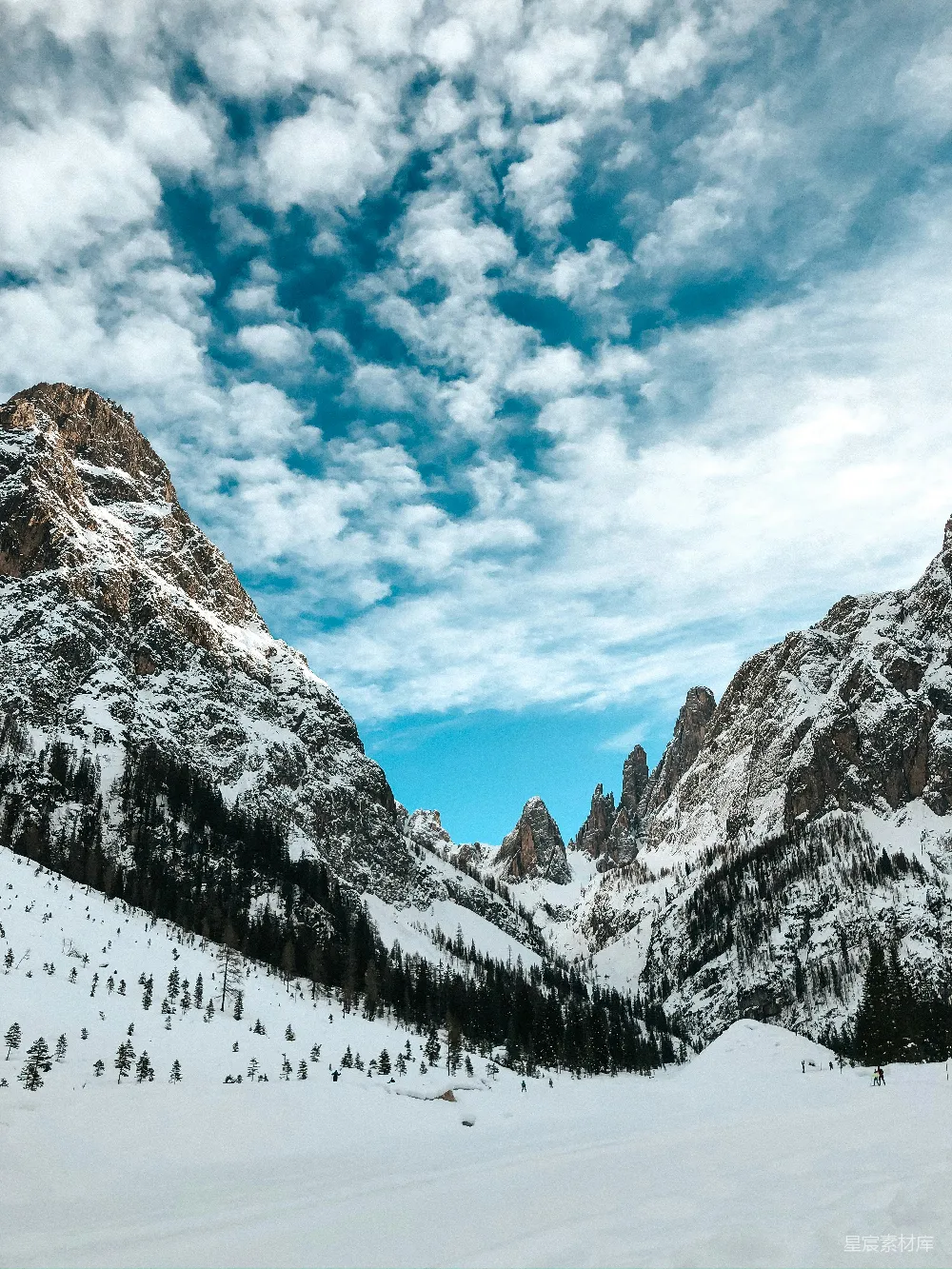 高清摄影 雪山 冬季 自然风光 户外旅游 自然美景 雪域仙境：山峦间的冬日奇景