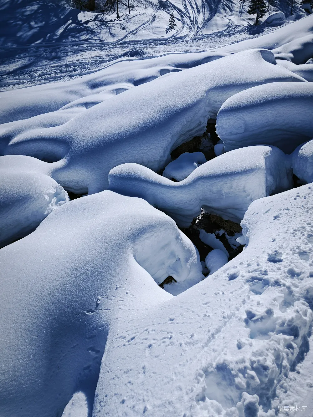 高清摄影 雪地 自然 冬季 地貌 风景 雪地中的自然雕塑