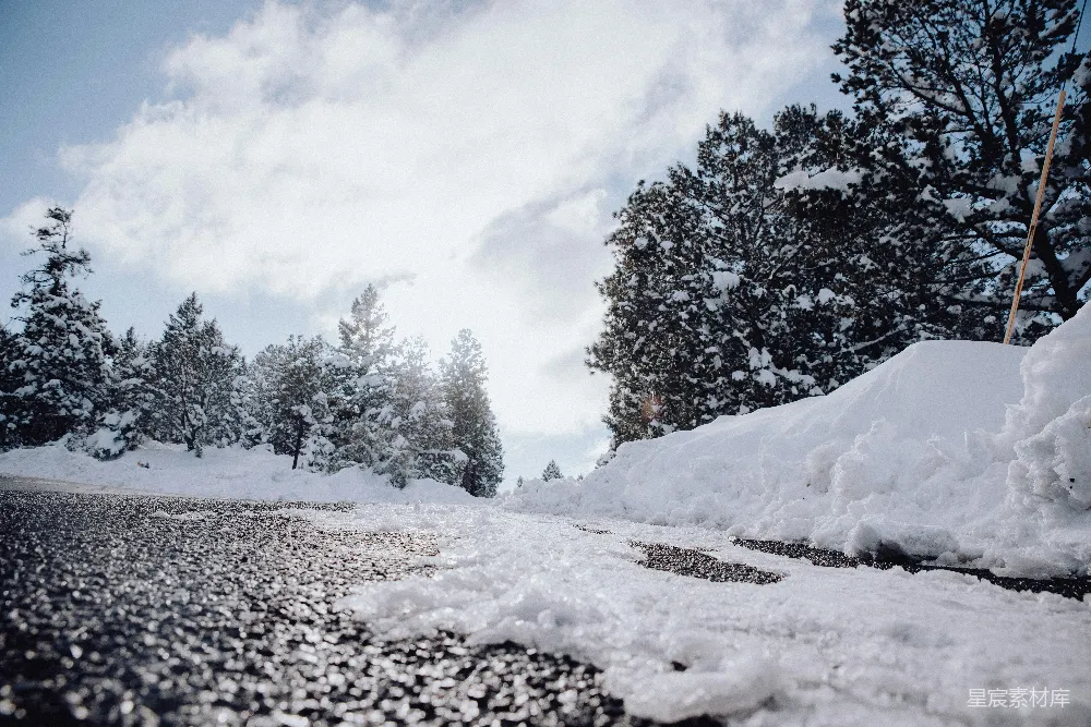 高清摄影 雪景 冬季 道路 自然 宁静 冬日雪景下的蜿蜒道路
