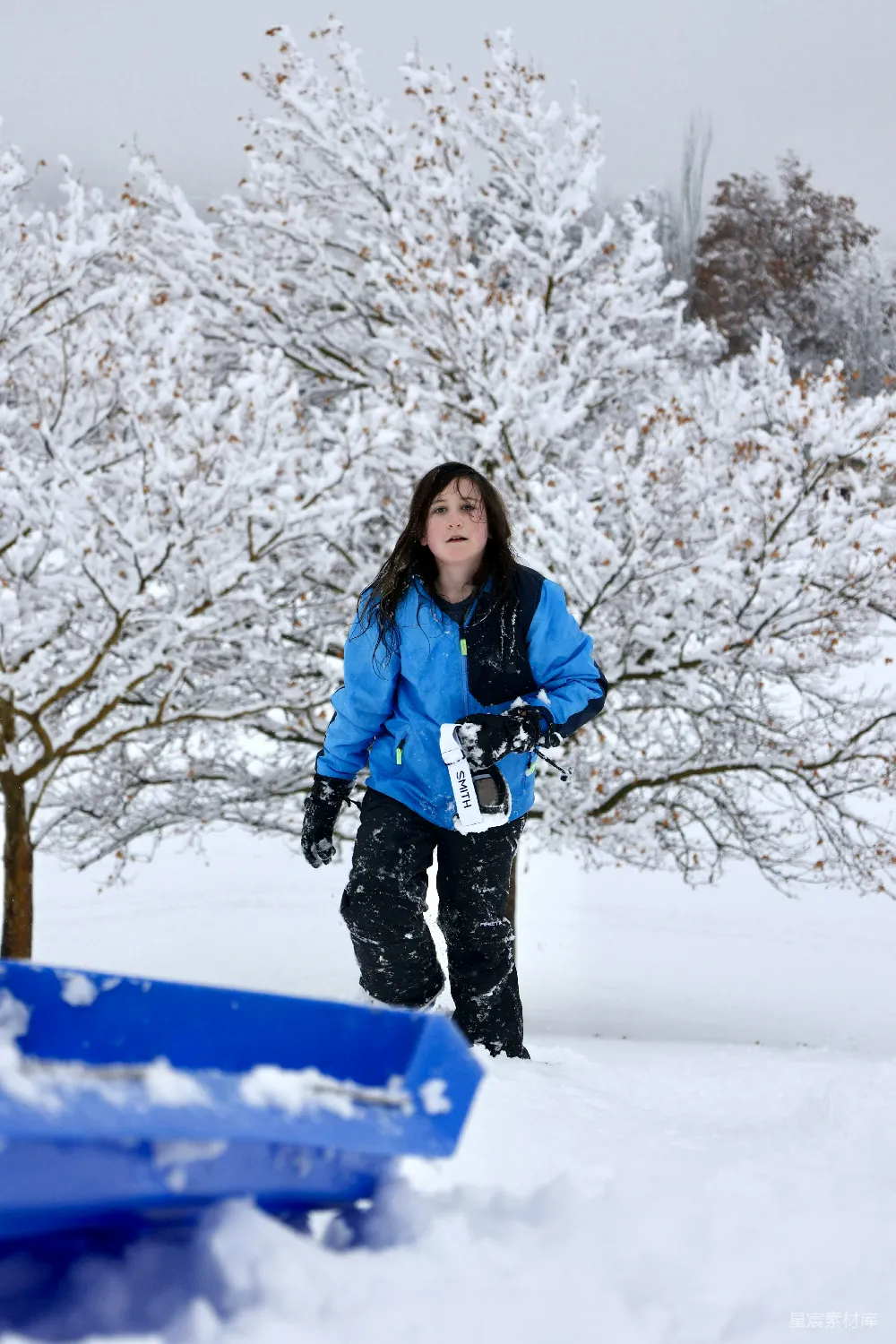 高清摄影 雪景 儿童 户外活动 冬季 自然 雪地里的童年时光