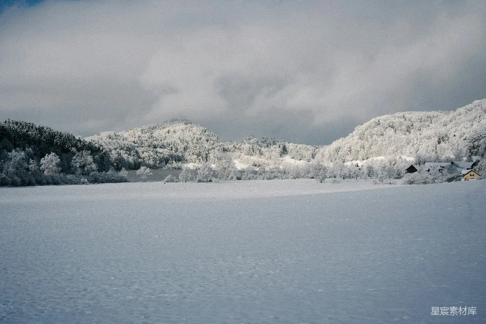 高清摄影 冬季 雪景 自然风光 宁静 山间湖泊 冬日雪景：宁静的山间湖泊