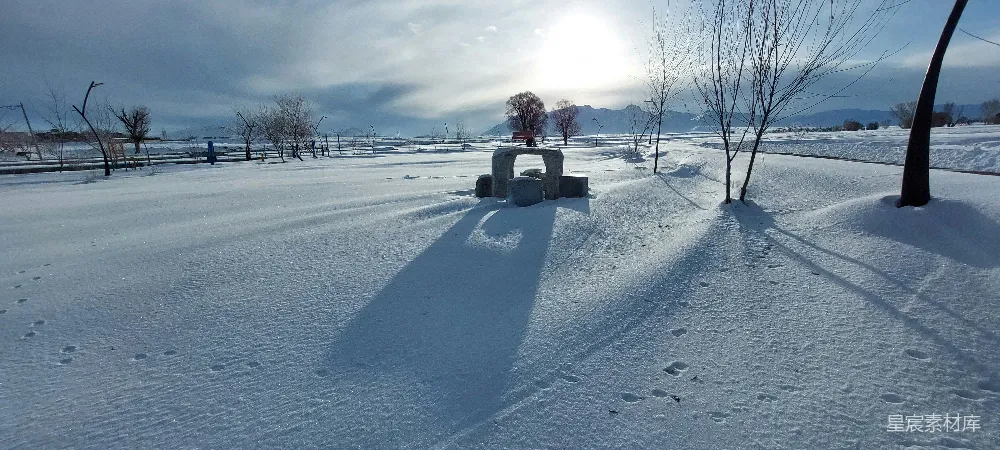 高清摄影 冬日 雪景 户外 自然 宁静 冬日雪景中的石桌