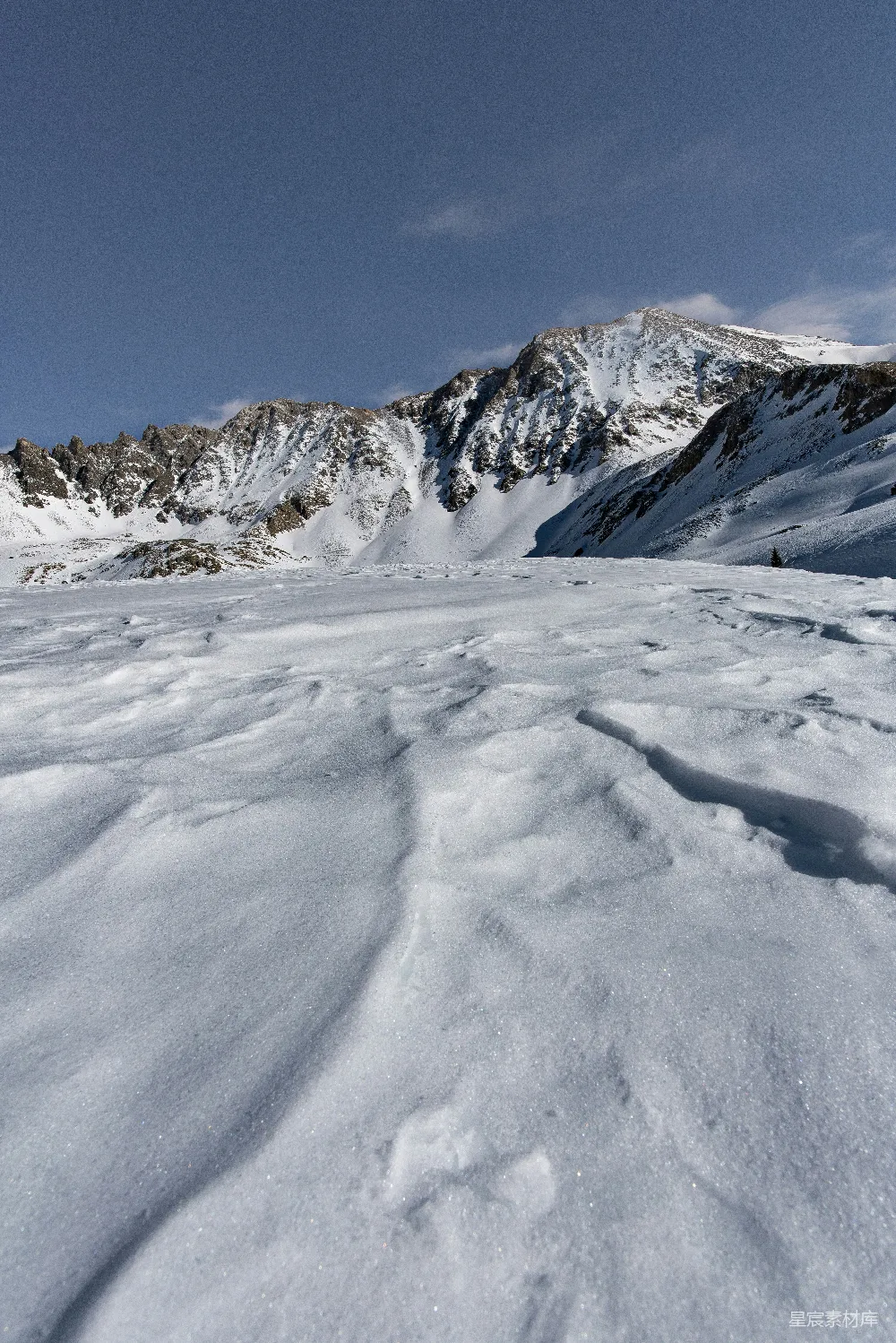 高清摄影 雪山 足迹 自然美景 户外探险 冬季 雪山上的足迹