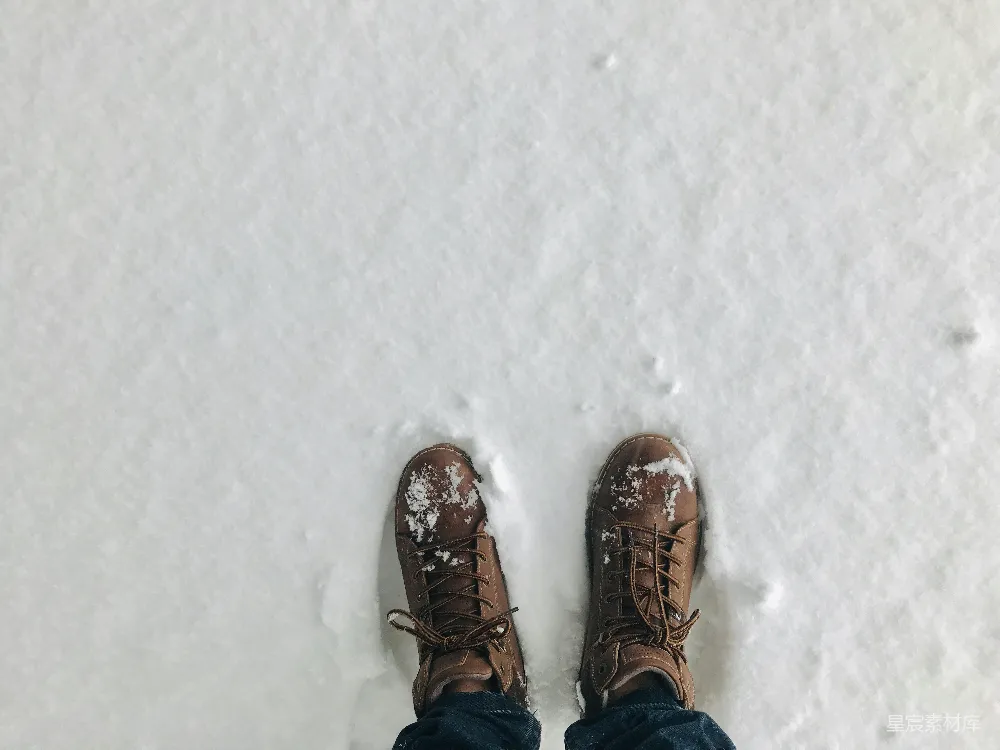 高清摄影 雪地 靴子 冬季 户外 自然 雪地中的靴子