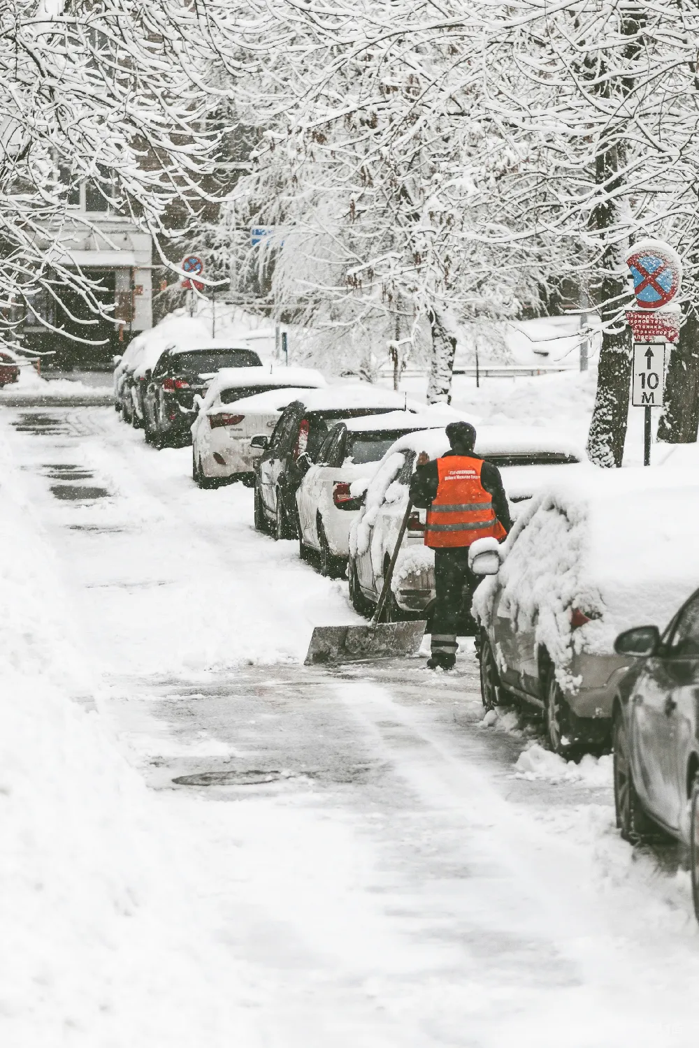 高清摄影 雪后 清洁工 城市街道 冬季 户外 雪后城市街道清洁工