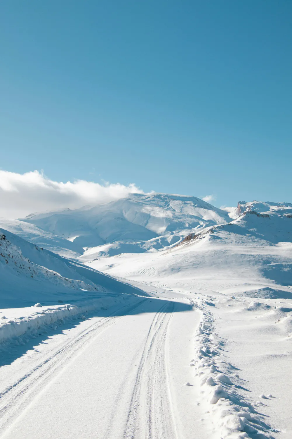 高清摄影 雪山 雪地 自然风景 冬季 户外 雪原上的道路