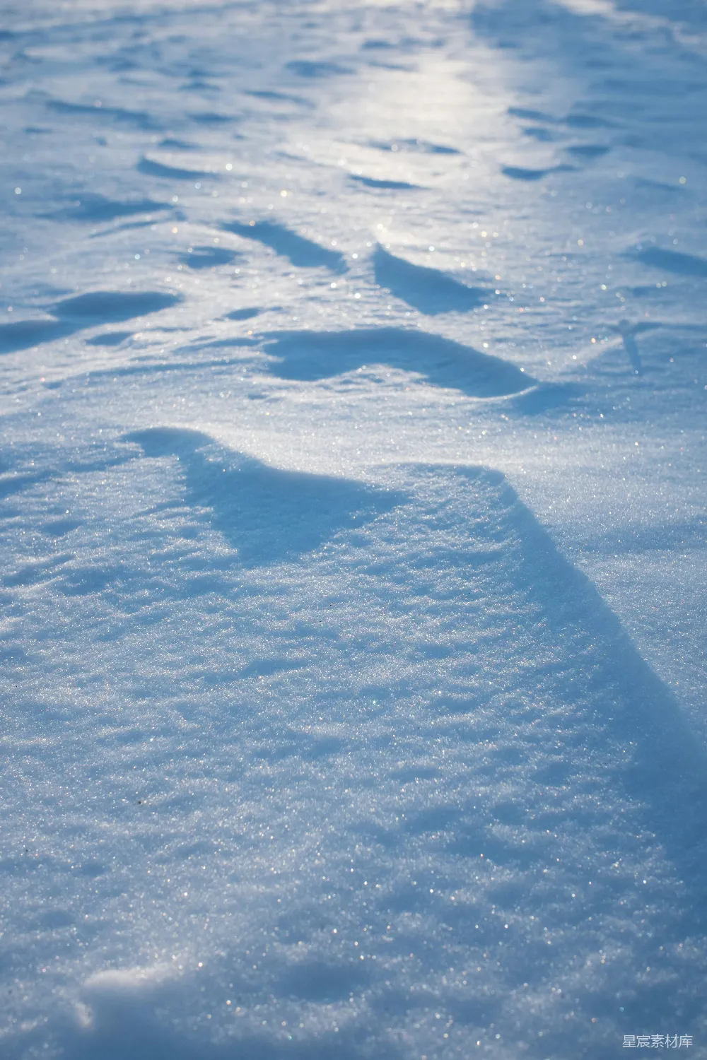 高清摄影 雪地 冬季 自然 光影 宁静 阳光下的雪地痕迹