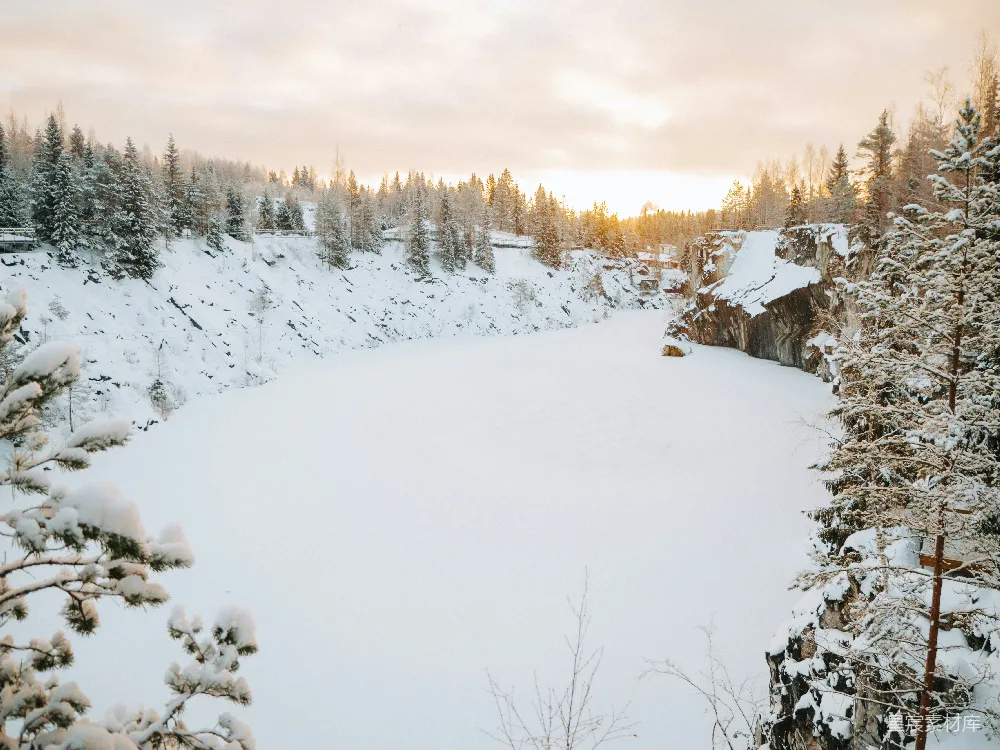 高清摄影 冬季 自然风光 雪景 湖泊 宁静 冬日雪景中的静谧湖泊