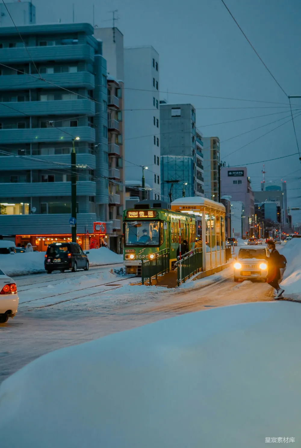 高清摄影 雪景 电车 城市 冬日 街道 冬日城市中的电车