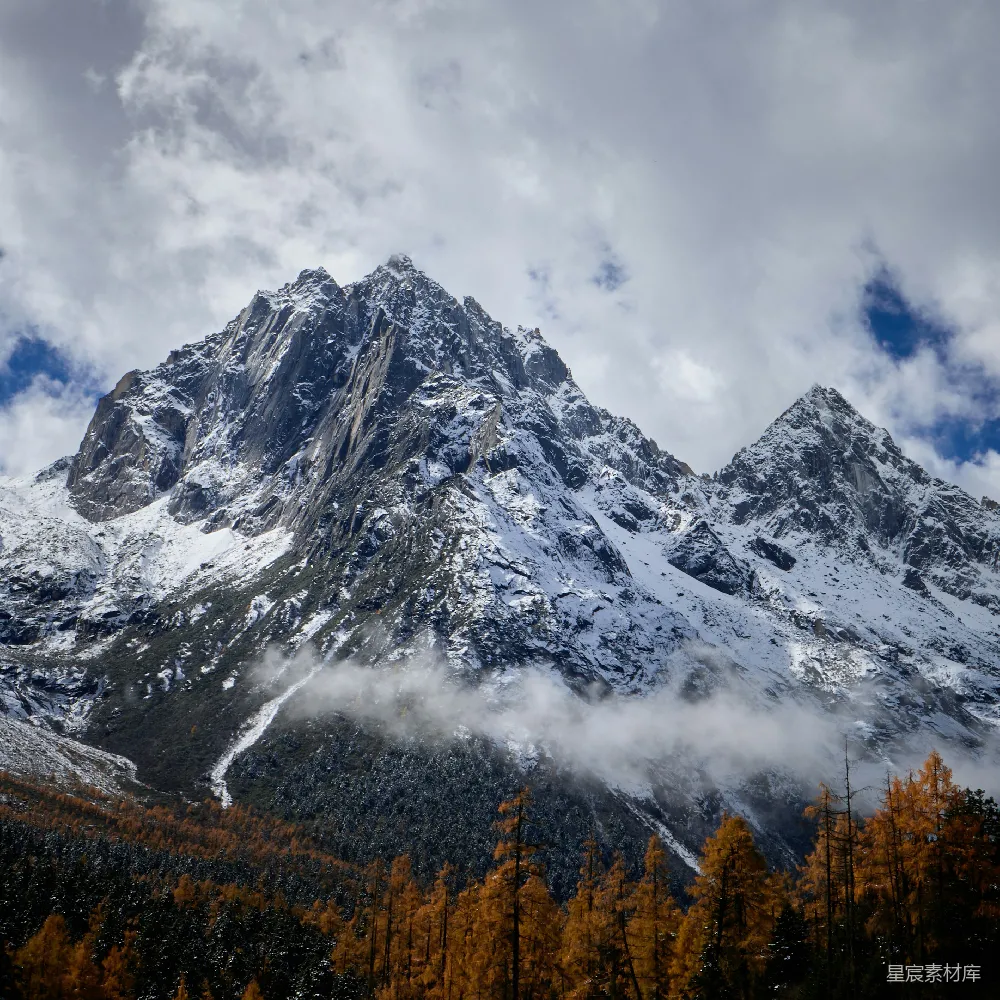 高清摄影 雪山 秋天 自然风光 户外旅游 宁静 雪山与秋色