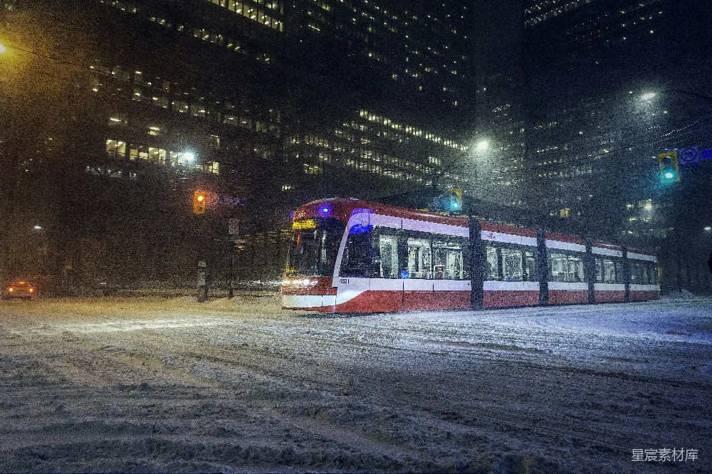高清摄影 城市 电车 雪景 夜晚 公共交通 雪夜中的城市电车