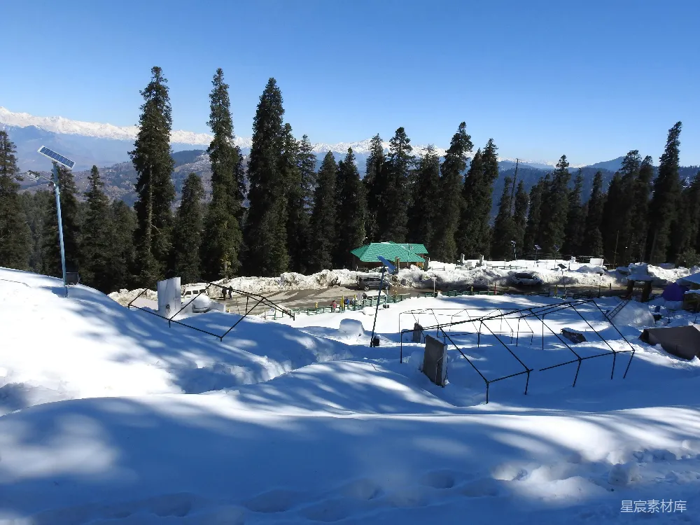 高清摄影 雪景 山区 冬季 户外 自然 雪山下的冬日风景