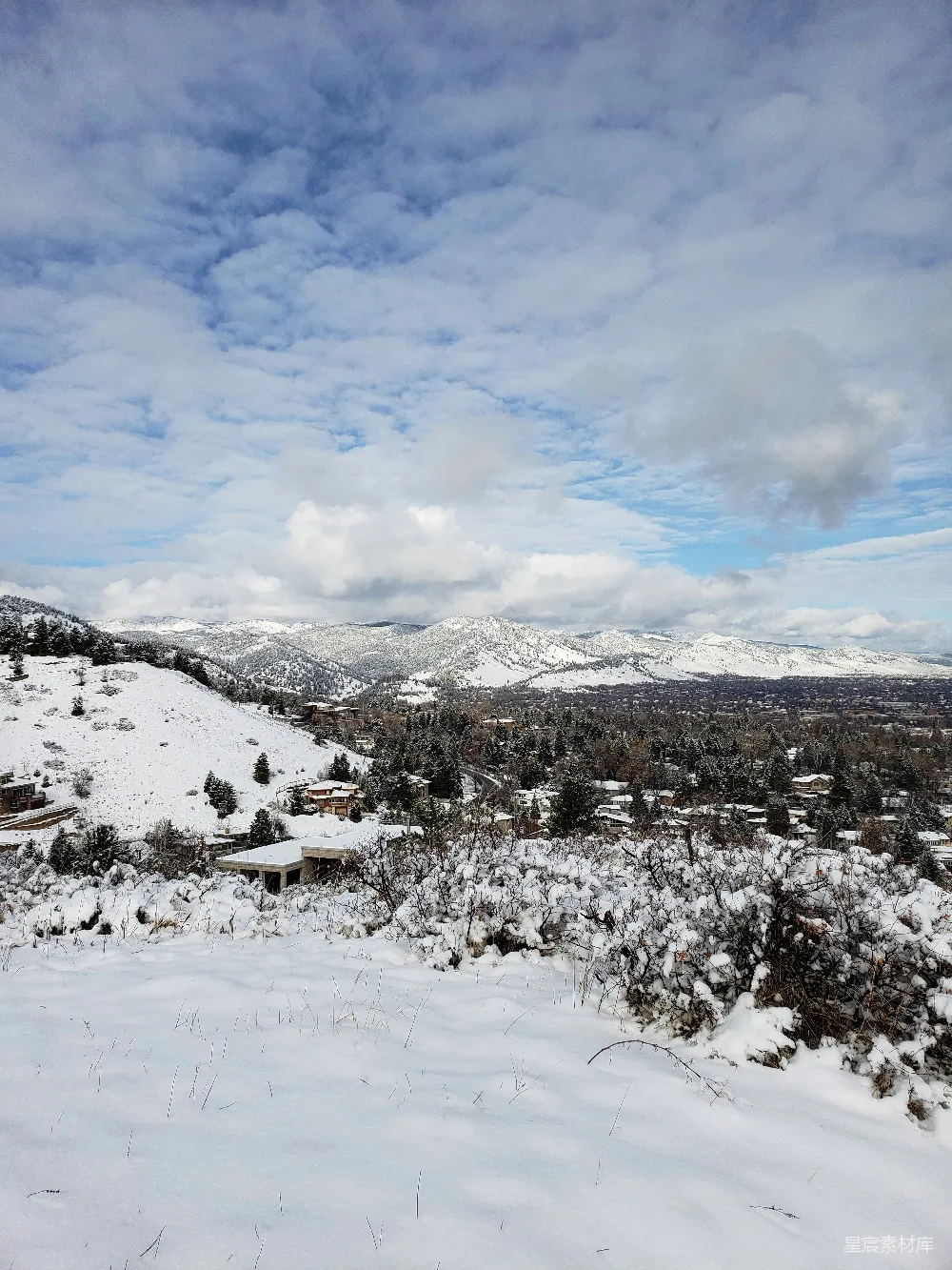高清摄影 雪景 乡村 自然 冬季 宁静 雪后的山丘与小镇