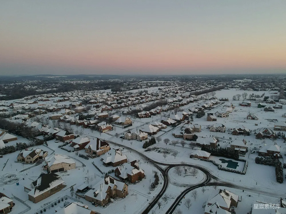 高清摄影 冬季 小镇 雪景 日落 航拍 冬日黄昏下的小镇