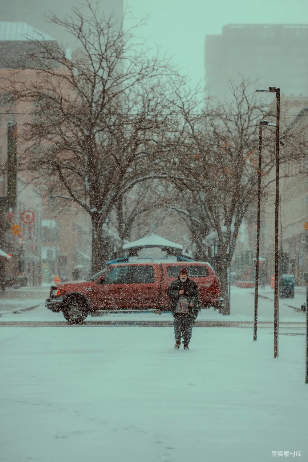 高清摄影 雪景 城市 冬季 孤独 人物 雪中的孤独散步