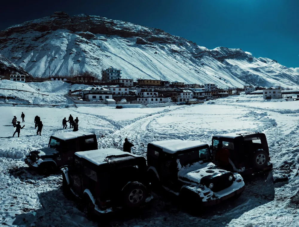 高清摄影 雪景 山地 村庄 旅游 冬季 雪山下的小村庄