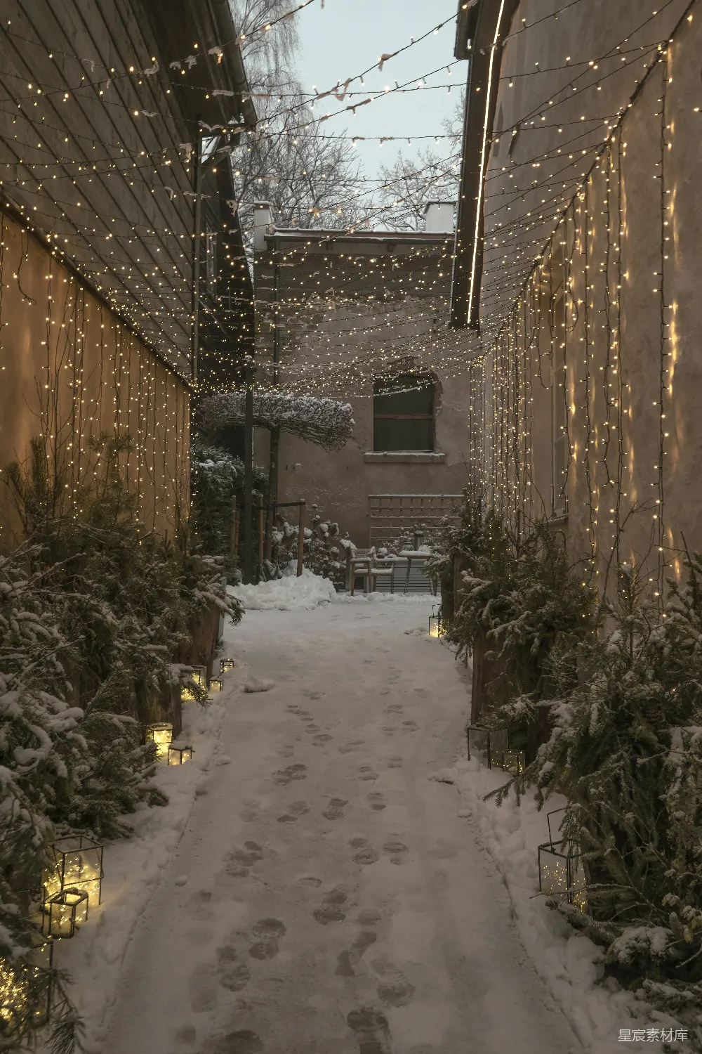 高清摄影 冬日 小巷 灯光 雪景 温暖 冬日小巷，温暖灯光