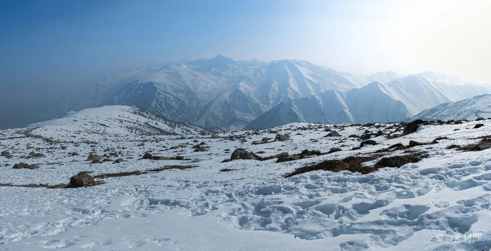 高清摄影 雪山 冬季 自然风光 宁静 壮丽 雪山下的宁静与壮丽