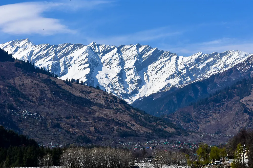 高清摄影 雪山 小镇 自然风光 旅游 户外 雪山下的小镇