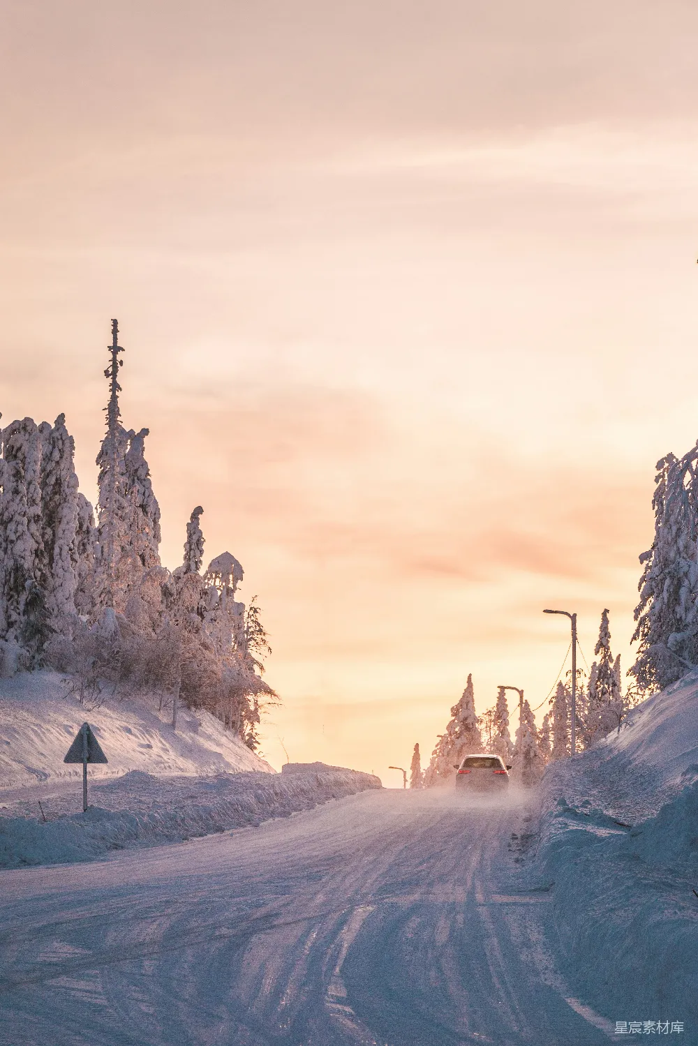 高清摄影 冬季 自然风光 雪景 日落 公路 冬日阳光下的雪路