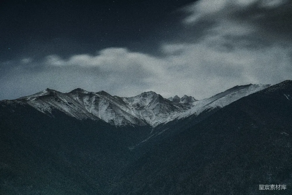 高清摄影 夜景 山峰 自然风光 宁静 户外 夜幕下的雪山