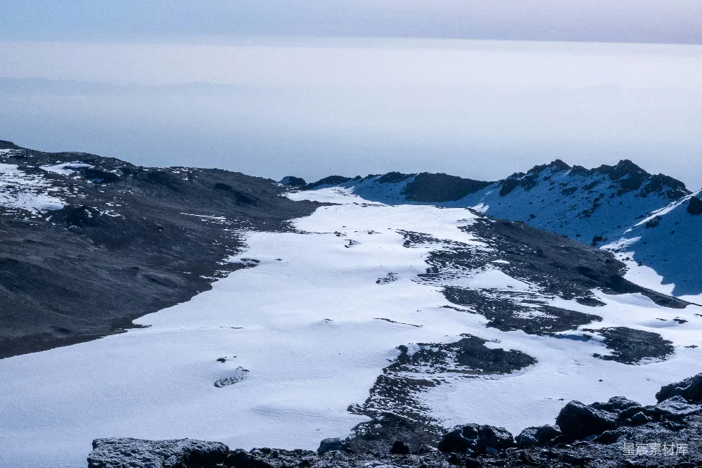 高清摄影 雪山 冰湖 自然风光 冬季 户外 雪山下的冰湖