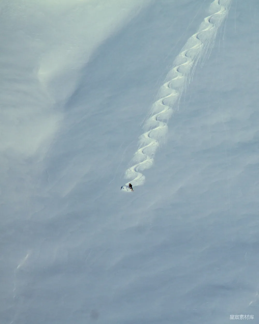 高清摄影 雪地 独行 足迹 自然 户外 雪上独行的轨迹