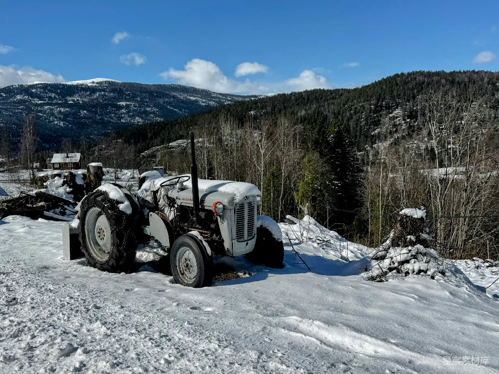 高清摄影 拖拉机 冬季 乡村 复古 自然 雪地里的老式拖拉机