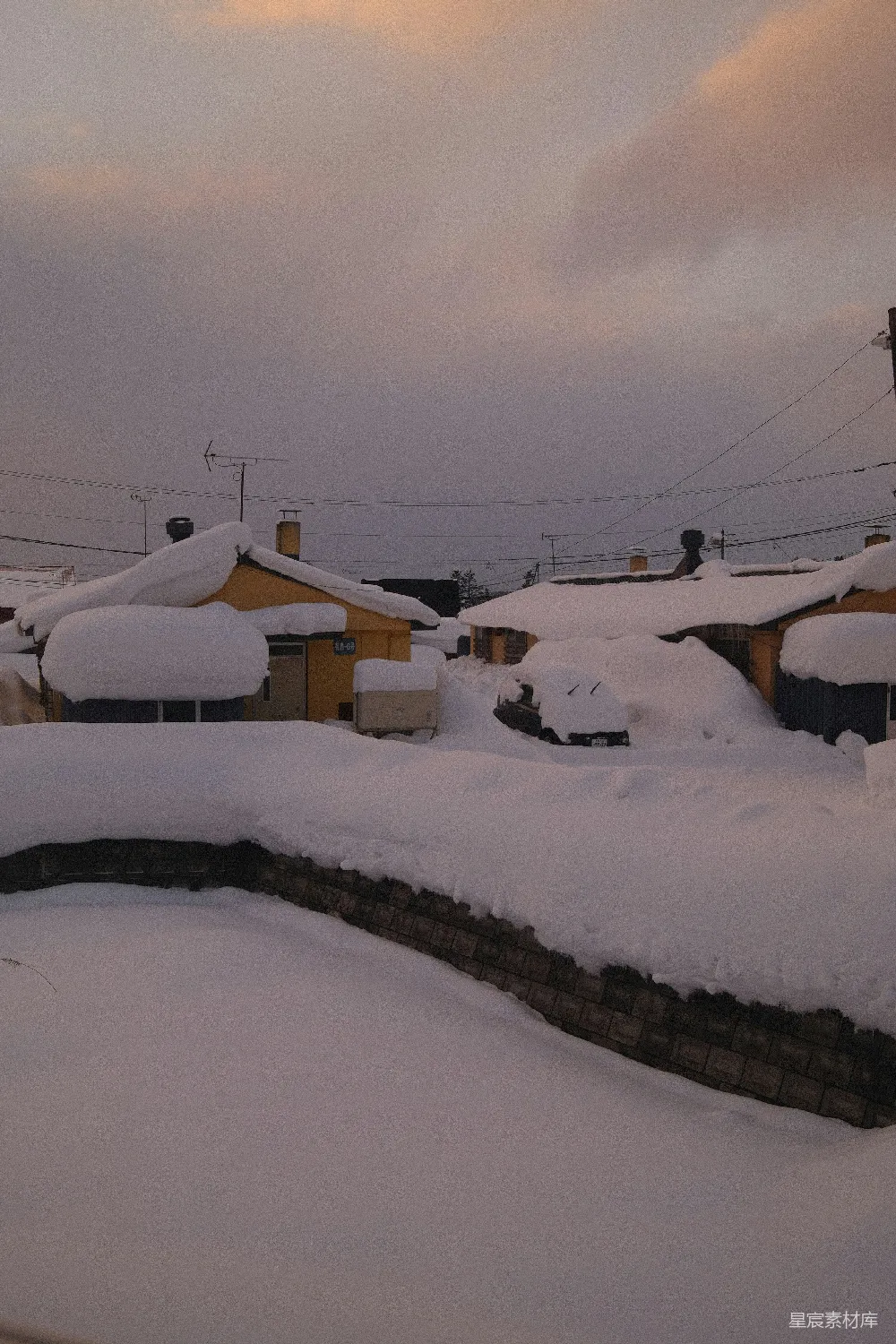 高清摄影 雪景 冬季 屋顶 宁静 自然 冬日雪景：屋顶上的积雪