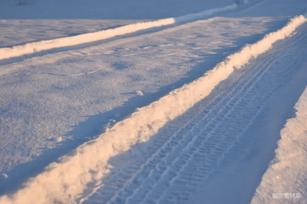 高清摄影 雪地 轮胎痕迹 冬季 自然 户外 雪地上的轮胎痕迹
