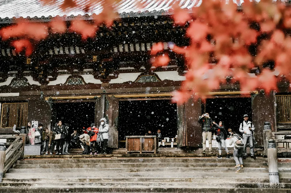 高清摄影 寺庙 雪景 传统建筑 游客 冬季 冬日寺庙雪景