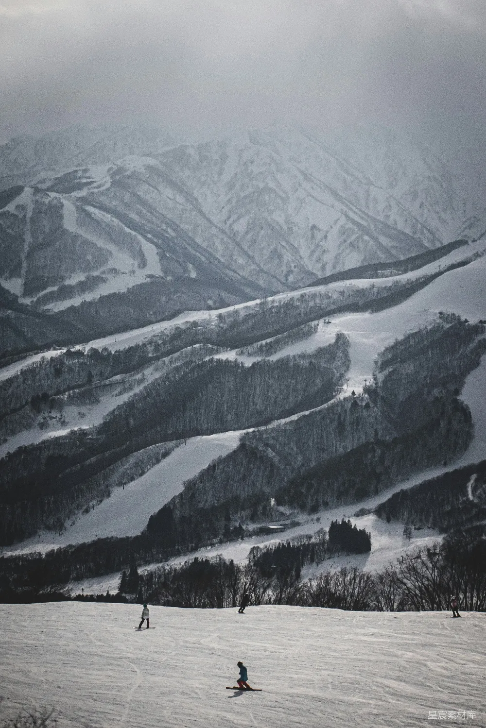 高清摄影 滑雪 冬季 山脉 风景 户外活动 雪景中的滑雪者