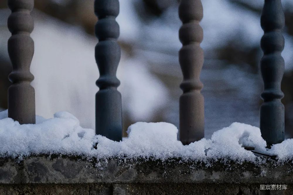 高清摄影 雪景 冬季 户外 宁静 自然 冬日雪景中的栏杆