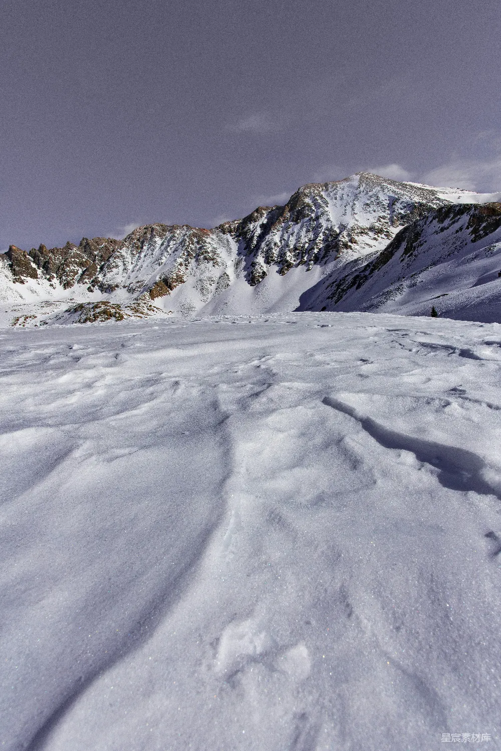 高清摄影 雪山 雪景 自然风光 户外 冬季 雪山之巅的足迹