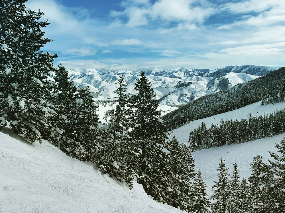 高清摄影 雪景 山脉 滑雪 冬季 自然 冬日雪山下的滑雪乐园