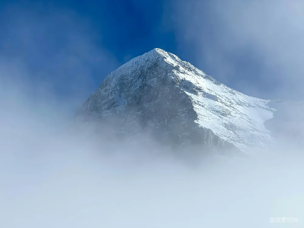 高清摄影 雪山 云雾 自然风光 冬季 户外 云雾缭绕的雪山