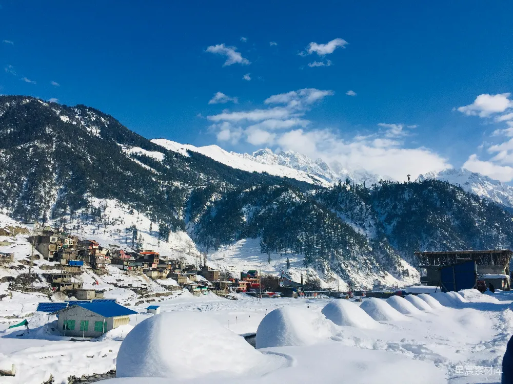 高清摄影 雪山 小镇 冬季 自然风光 宁静 雪山下的小镇