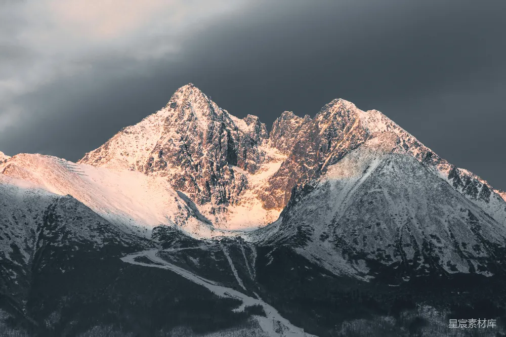 高清摄影 雪山 自然风光 冬季 宁静 风景 雪山下的宁静与壮丽