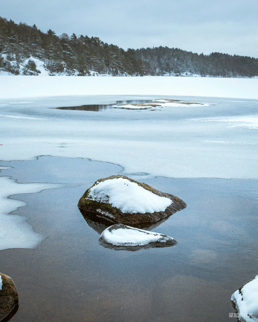 高清摄影 冬景 自然 宁静 雪景 湖畔 冬日湖畔的静谧