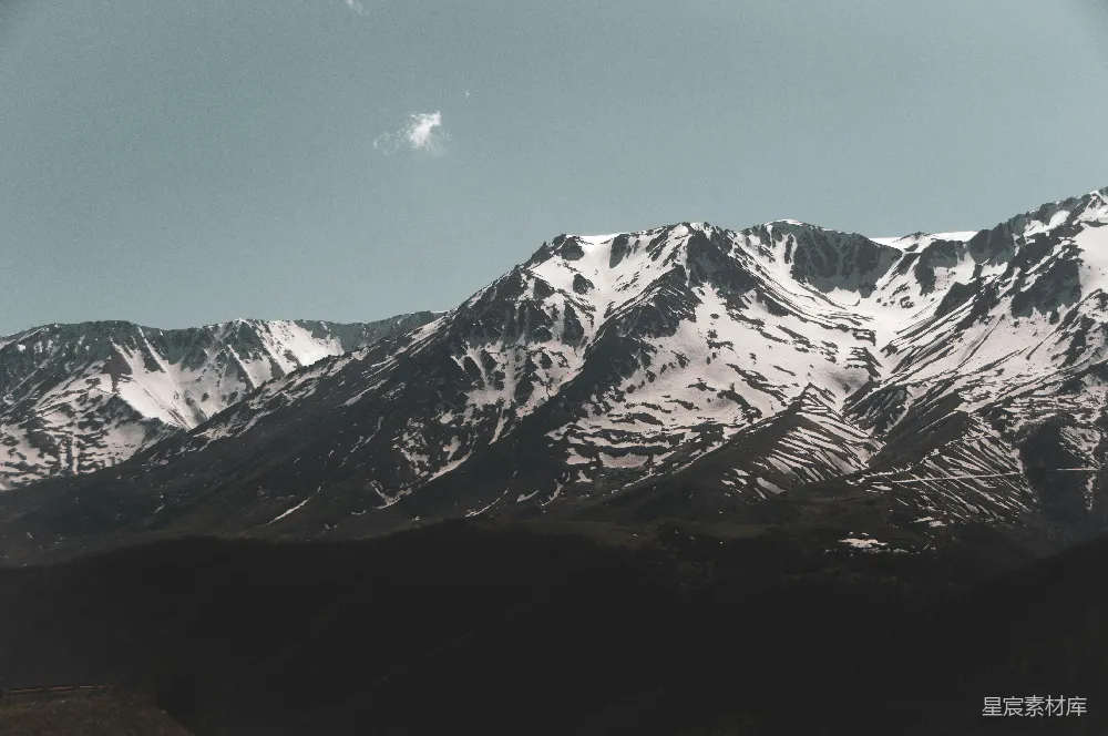 高清摄影 雪山 宁静 自然 风景 户外 雪山之巅的宁静
