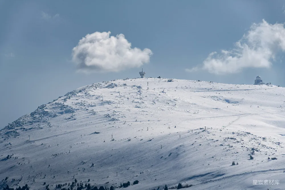 高清摄影 雪景 山脉 缆车站 冬季 户外 雪后山脊上的缆车站
